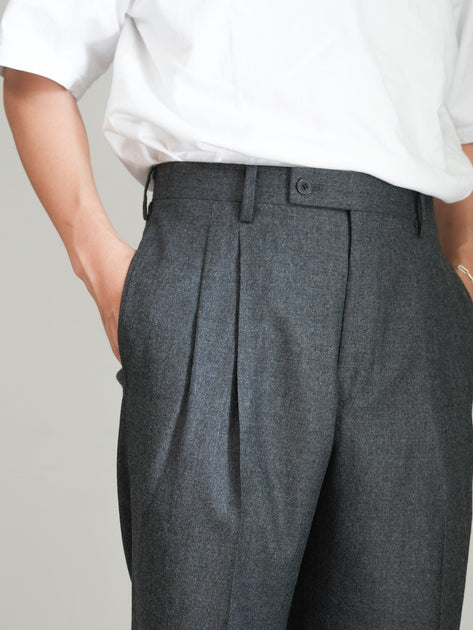 AURALEE SUPER LIGHT WOOL TWO-TUCK SLACKS – Chum!