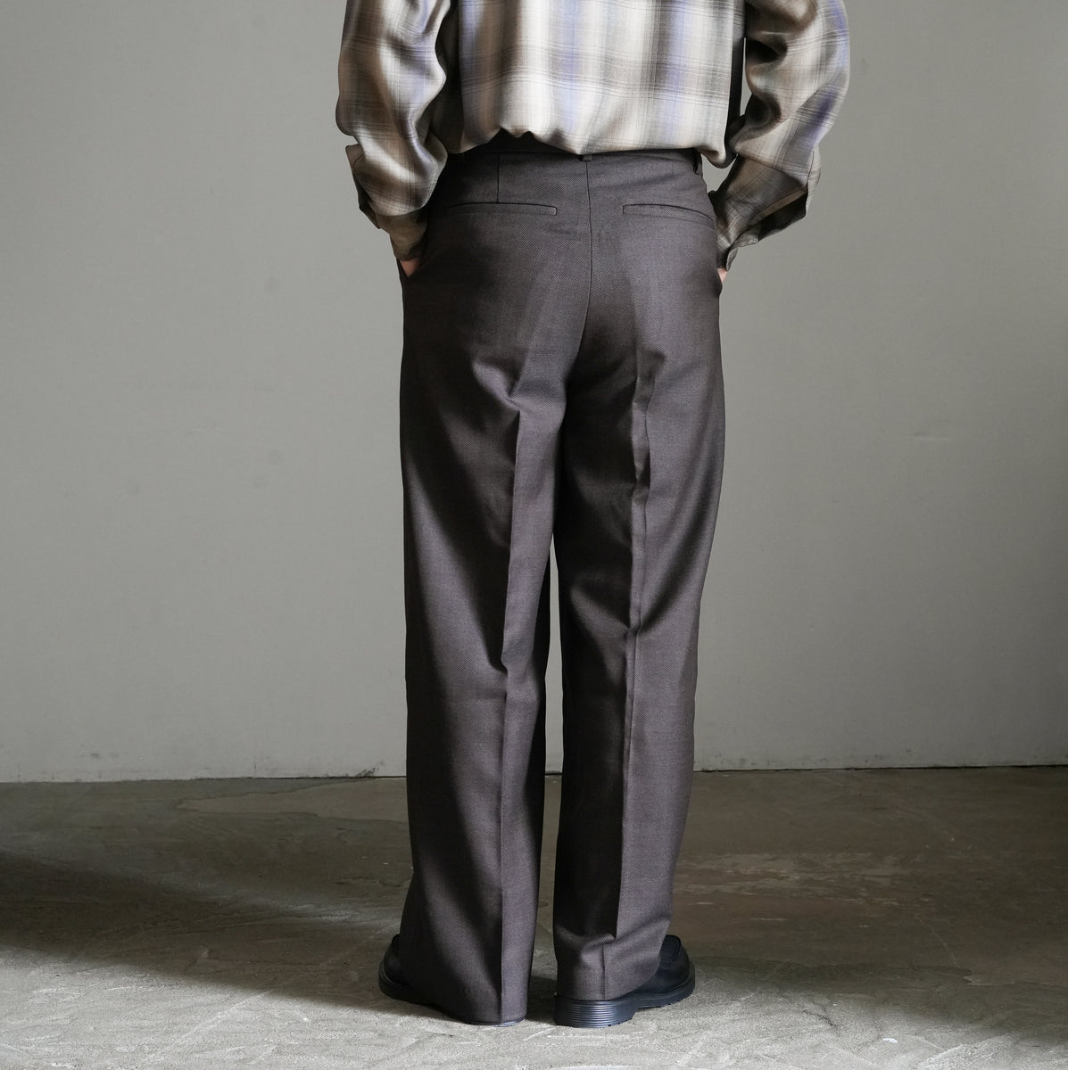 25AW】BISOWN MIDDLEWOOL DEEP TUCK TROUSERS 
