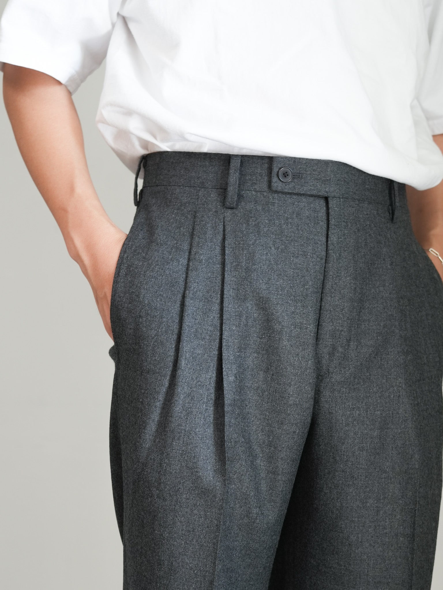 AURALEE SUPER LIGHT WOOL TWO-TUCK SLACKS – Chum!