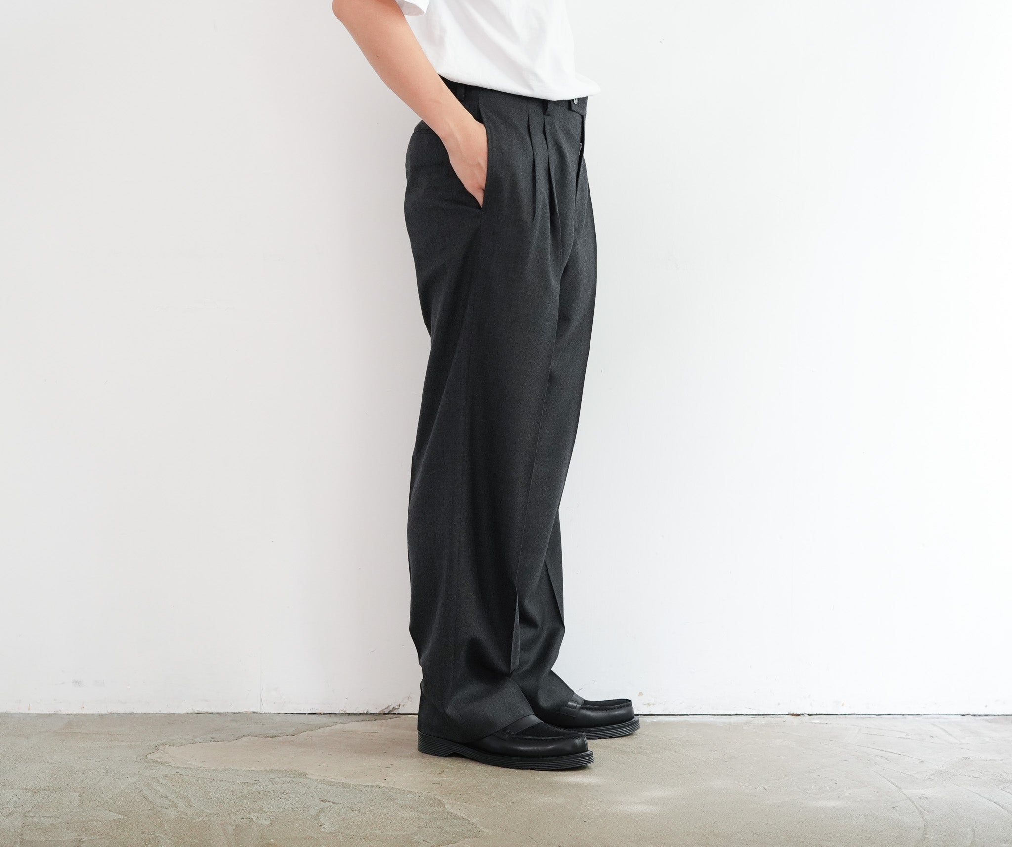 AURALEE Light Wool Two-Tuck Slacks オーラリー AURALEE【オーラリー】Light wool max gabardine two-tuck