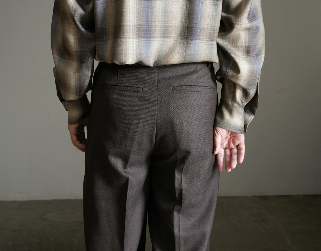 25AW】BISOWN MIDDLEWOOL DEEP TUCK TROUSERS 